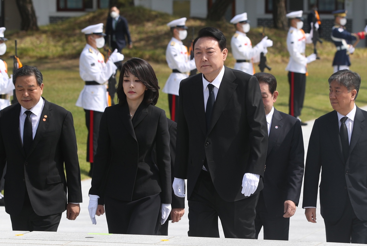 韓国尹錫悦大統領、夫人とともにソウルを出発 5年ぶり日韓首脳会談へ - 社会写真ニュース : 日刊スポーツ