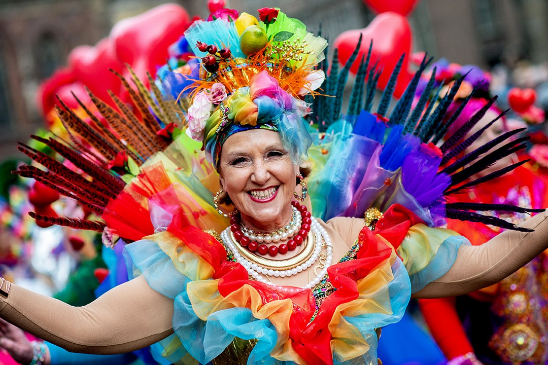 全球多地掀起狂欢节热潮:意大利威尼斯上演奢华面具舞会,里约热内卢