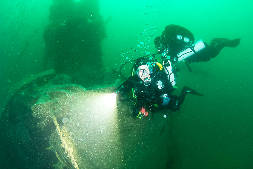 英国斯卡帕湾,一名老人潜水至一艘在一战中沉没的军舰残骸附近,作为