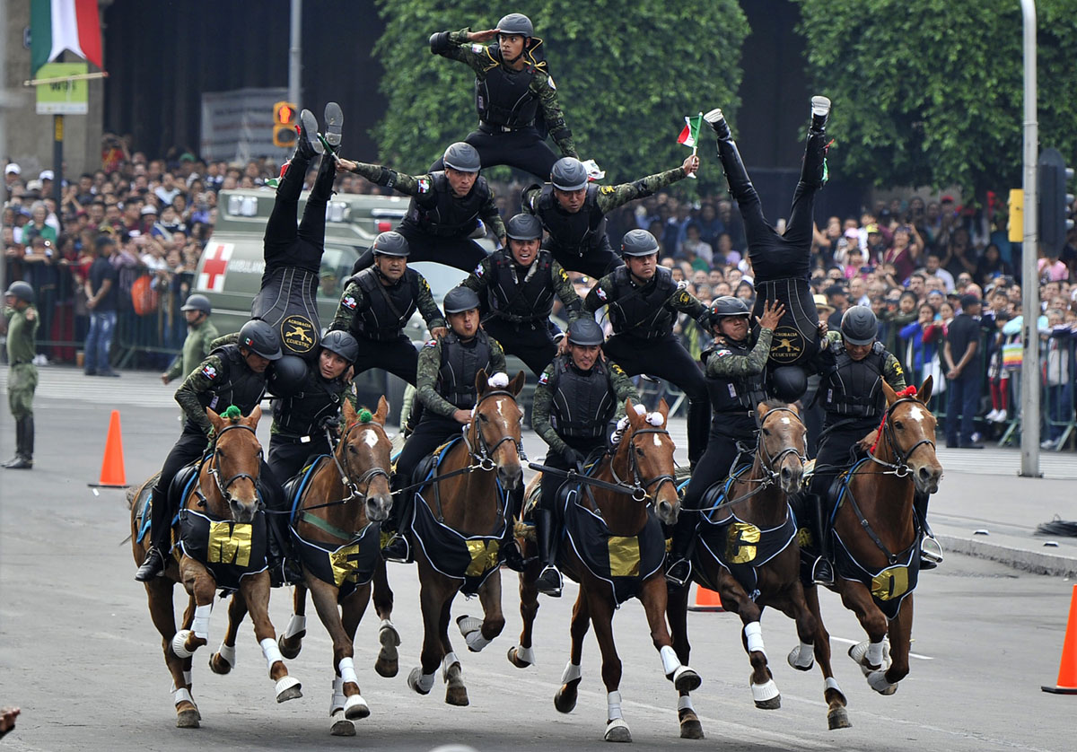 当天在首都举行的阅兵游行中,来自墨西哥骑兵队的战士们表演了一出极