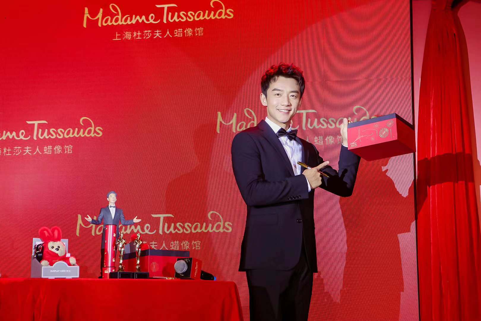 以出人意料的方式与蜡像同步登场,上演了"真假郑恺"同台的惊喜场面,两