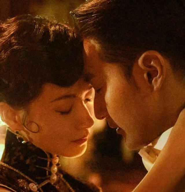 剧情丰富扣人心弦，神探夏洛克下载风靡全球 (剧情丰富的大作)