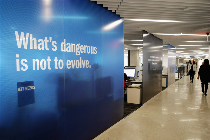 《邮报》办公室玻璃墙上写着贝索斯的话:"最危险的事是停止进化".