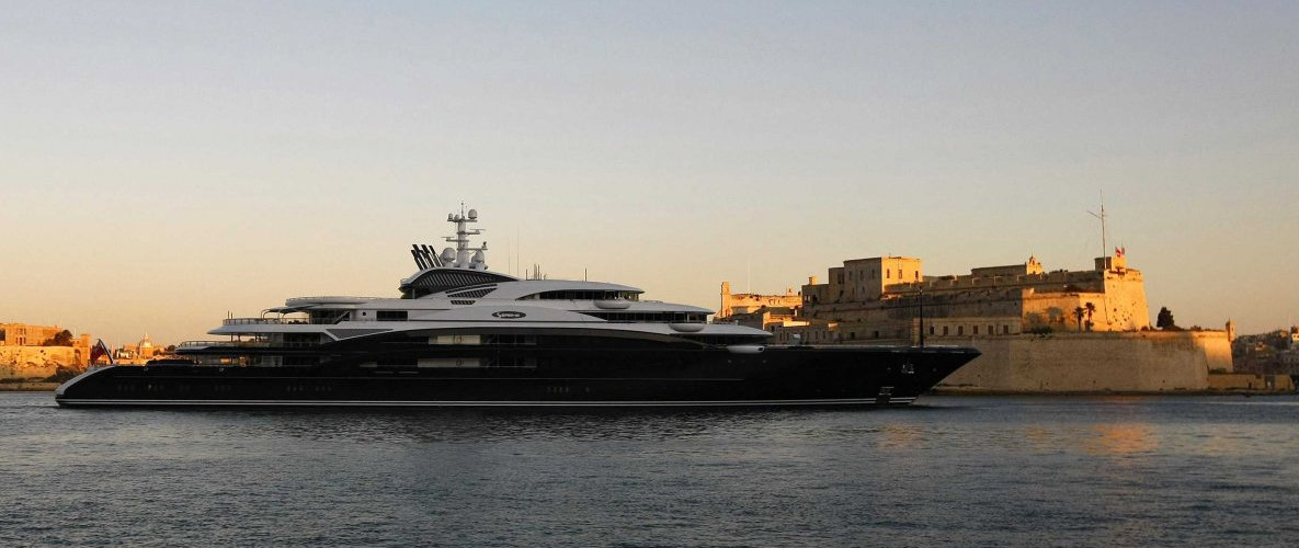 该游艇是从一名俄罗斯伏特加大亨手中购入.