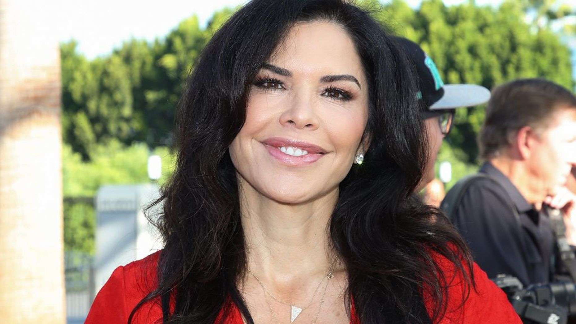 称贝佐斯正在与前新闻主播劳伦·桑切斯(lauren sanchez)约会