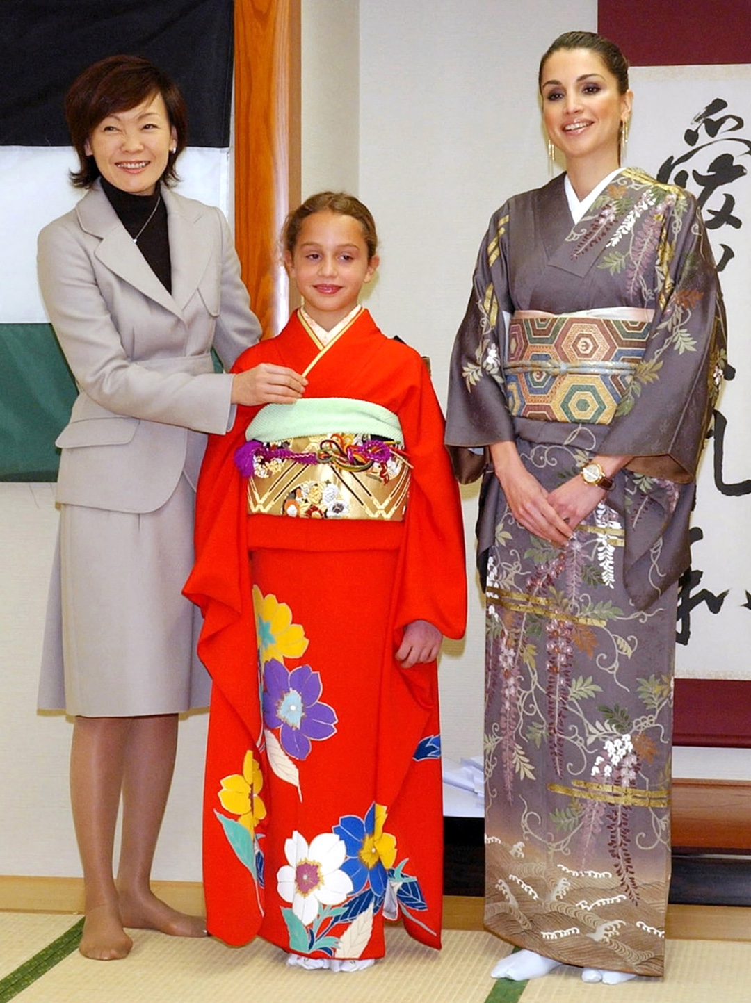 拉尼娅曾在访问日本时,与女儿伊曼公主换上传统和服,和首相夫人安 