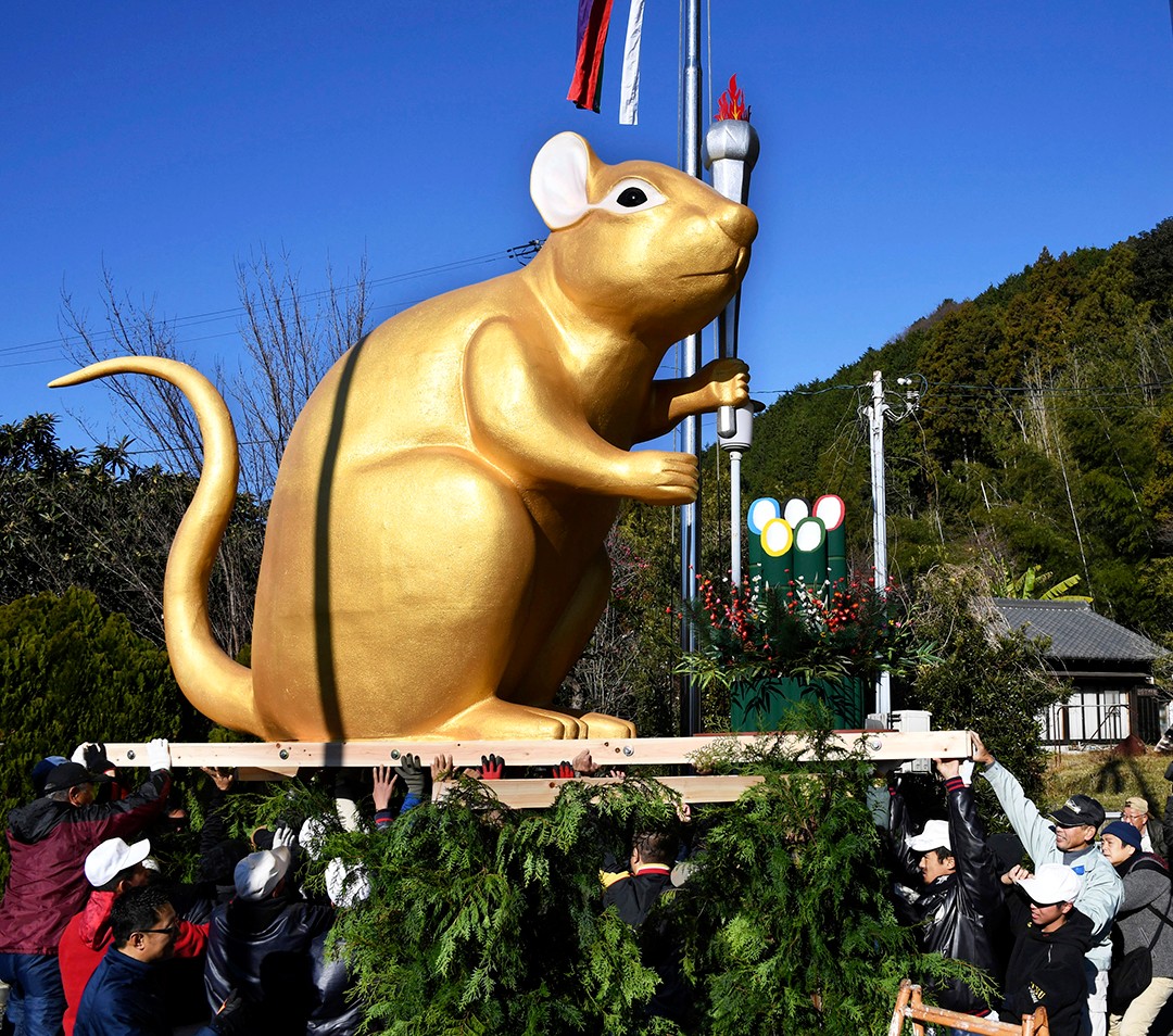 日本北海道札幌,北海道神宫制作老鼠造型陶制铃铛,迎接鼠年.