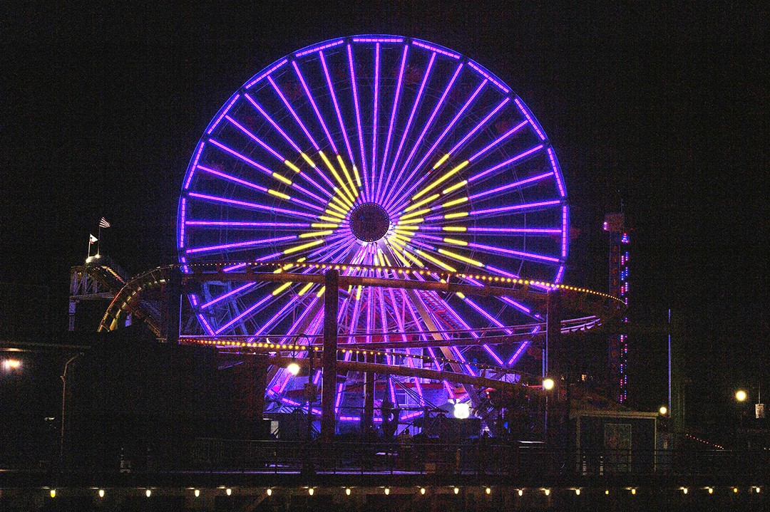 加州圣莫尼卡,摩天轮点亮数字24.