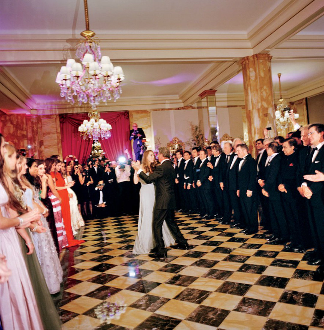 尤其值得一提的是每年11月在巴黎克利翁酒店举行的成人礼舞会,又名"