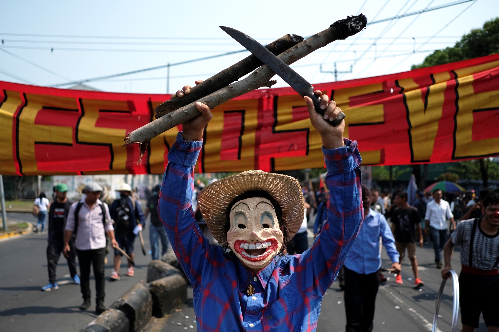 南美地区萨尔瓦多,一名表演者头戴面具参加劳动节集会.