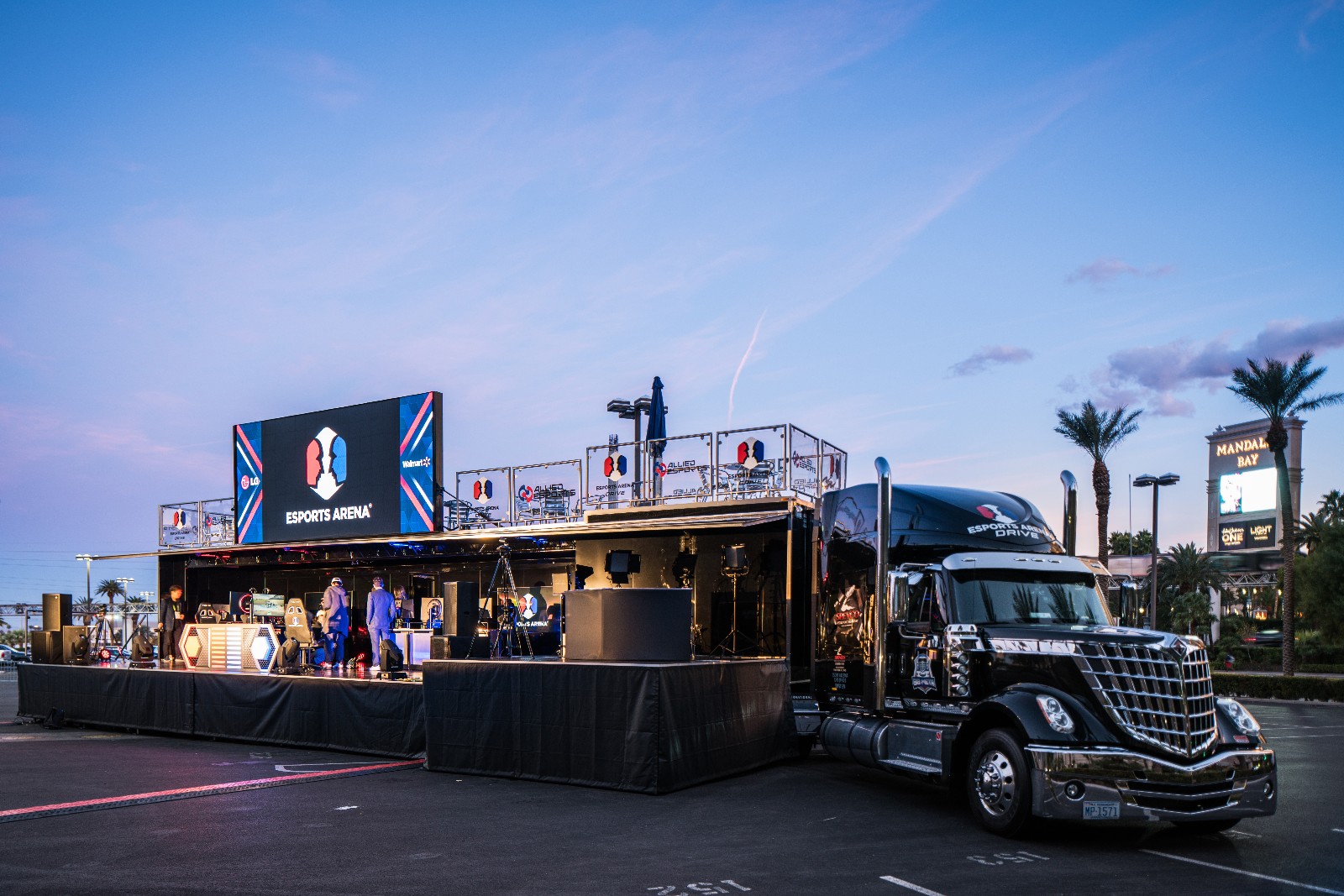 电竞大篷车走在天津馆,你会看到,除了具有传统网咖的上网和餐饮功能外