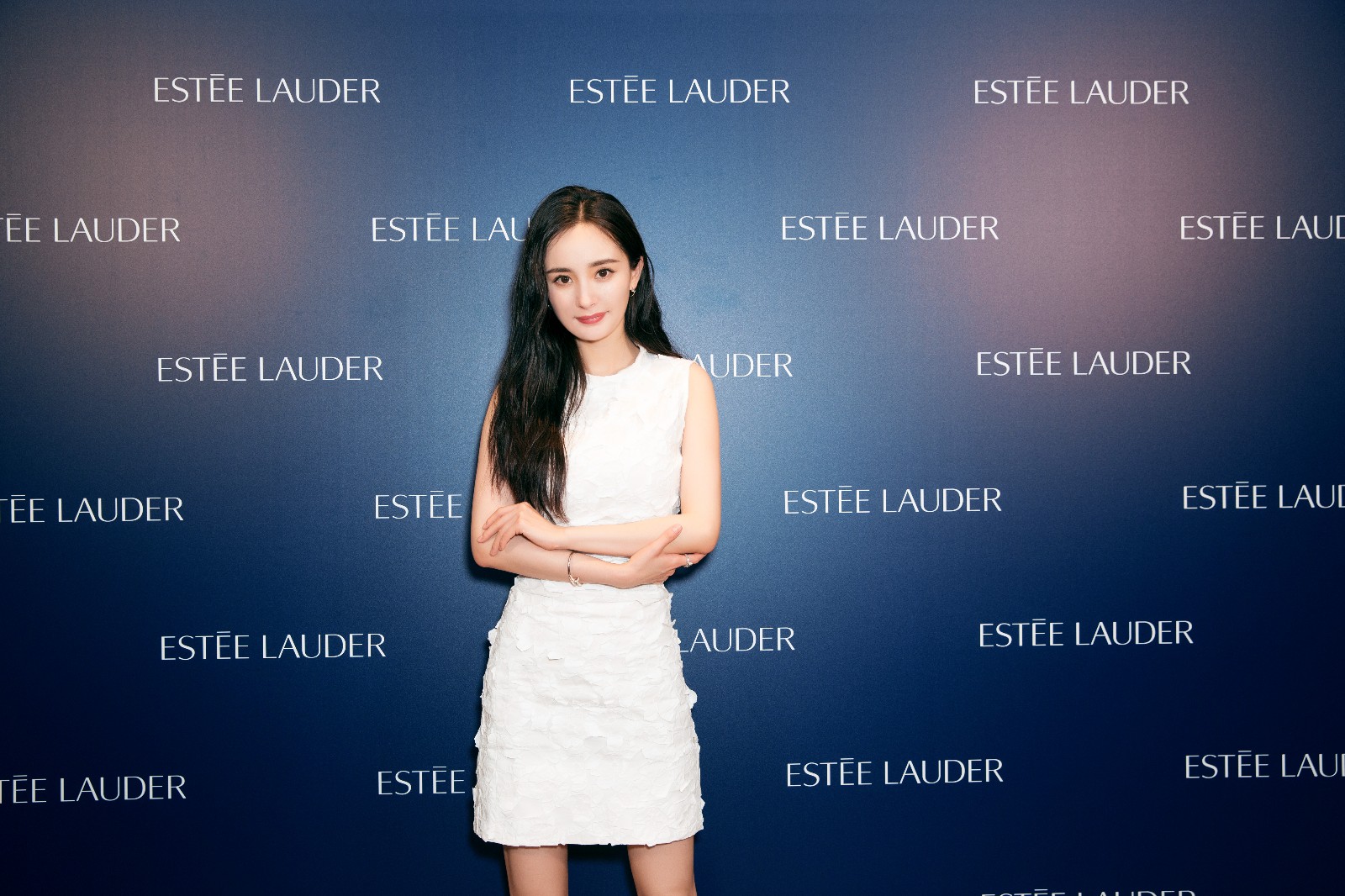 本周,雅诗兰黛全球代言人杨幂亮相雅诗兰黛媒体见面会,与众人分享美妆