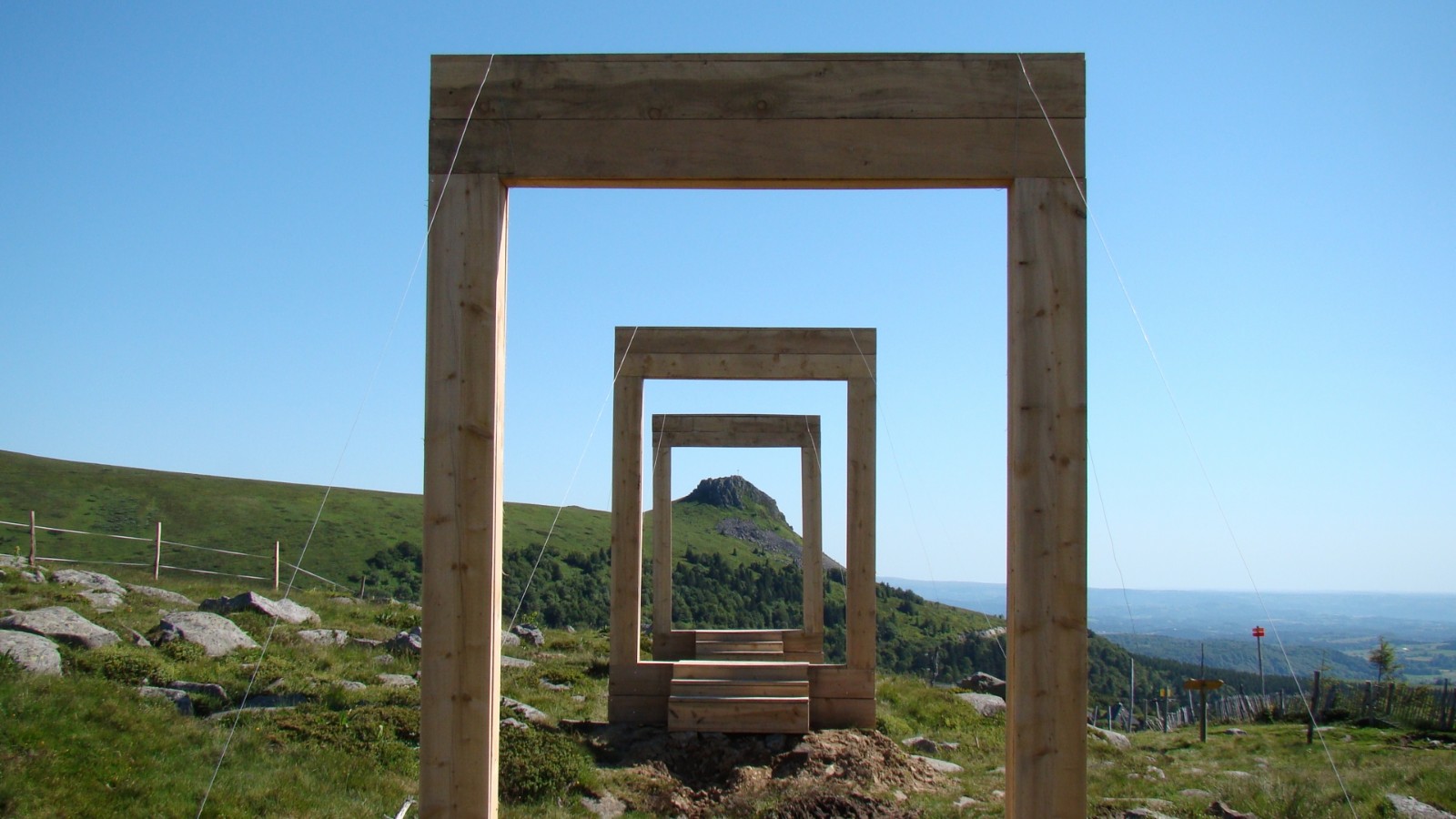 散落在桑西小镇,草原,森林和山脉中的艺术装置,呼应着当下自然环境的