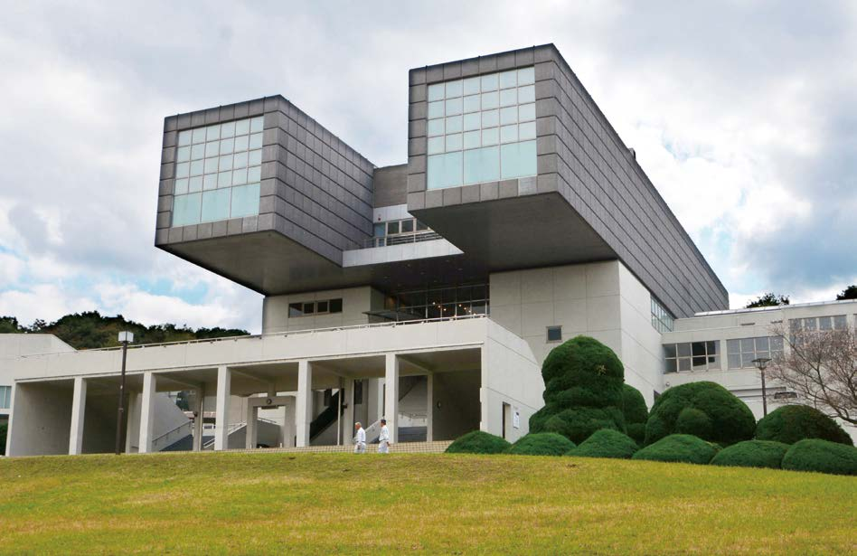 在矶崎新的建筑中,经常展现出一个幻觉世界:在这个非物质化的世界中