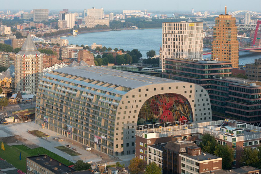 第一次去鹿特丹时就遇到了当地足球俱乐部的欢庆派对,球迷们在市中心