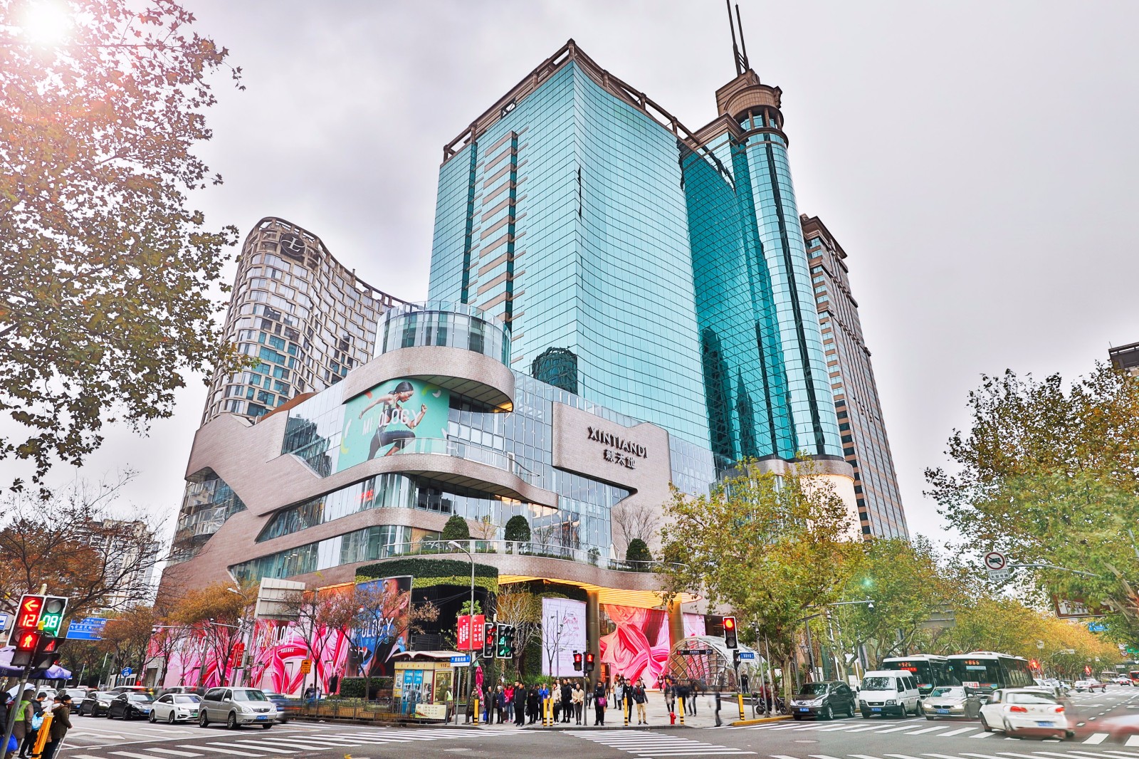 在新天地广场我们能找到不少值得去拔草的美食.