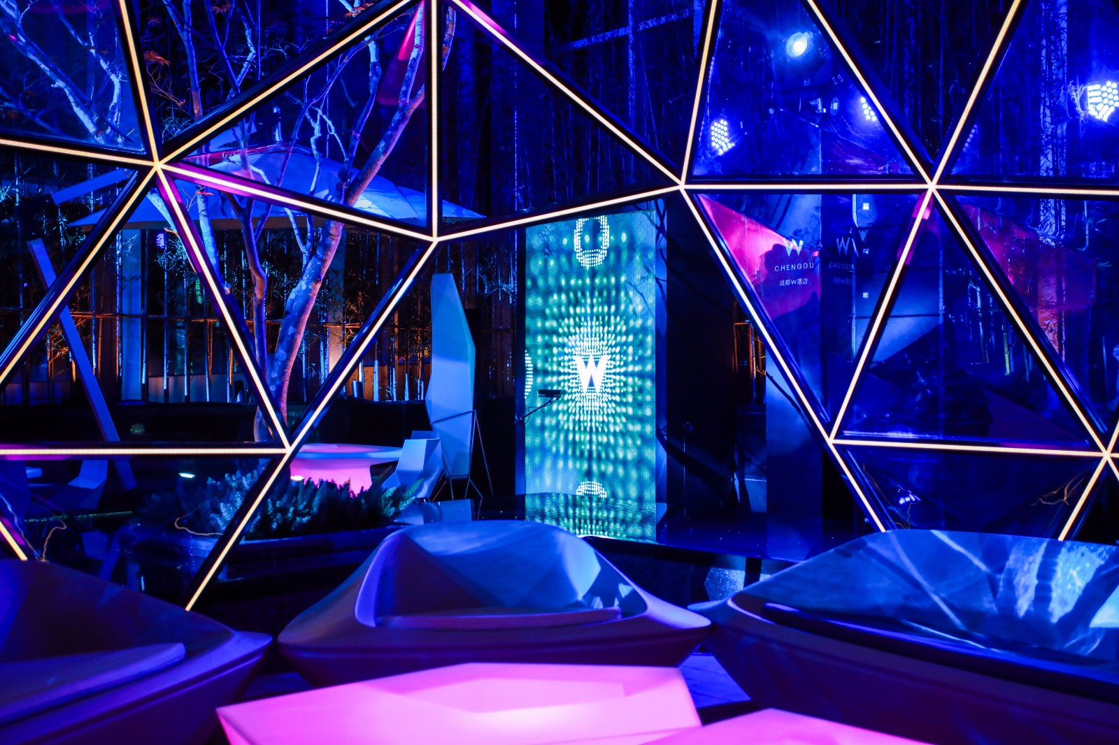 当夜生活开启,先锋dj的表演在拥有全景屋顶露台的燎屋顶酒吧正式开场.