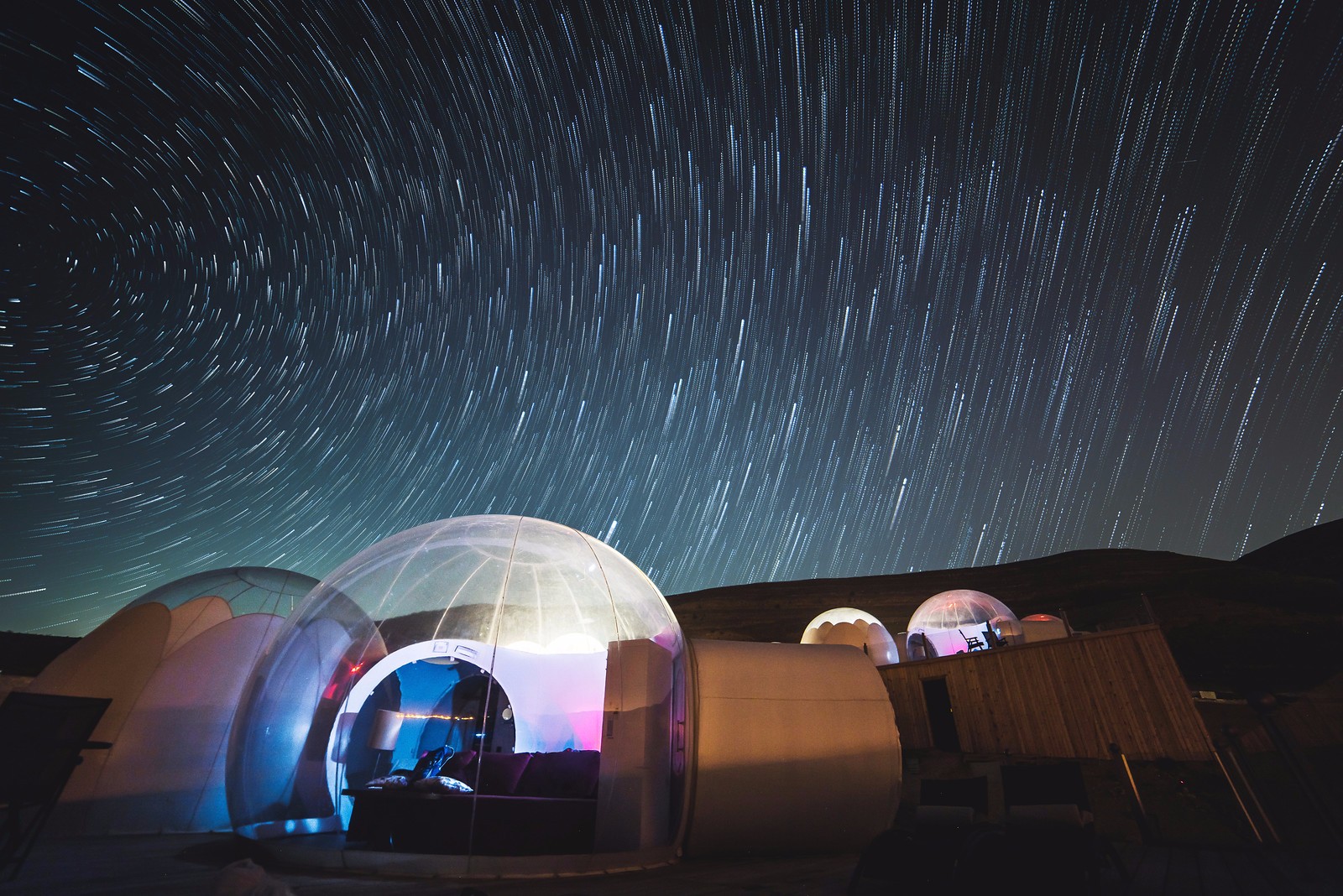 梦幻而科幻的透明帐篷宛若一个个太空舱分布在瓦迪拉姆沙漠中,每间