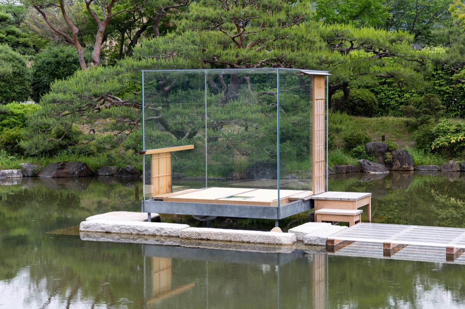 当时杉本博司在采访中说到:"我想像着这个玻璃茶室是荷兰画家蒙德里安